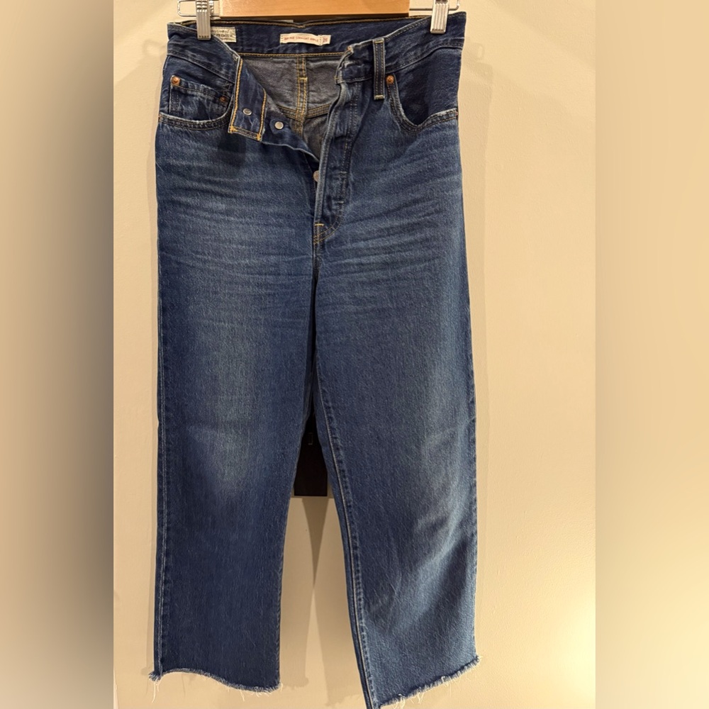 Levi’s rib cage straight ankle. Size 26.